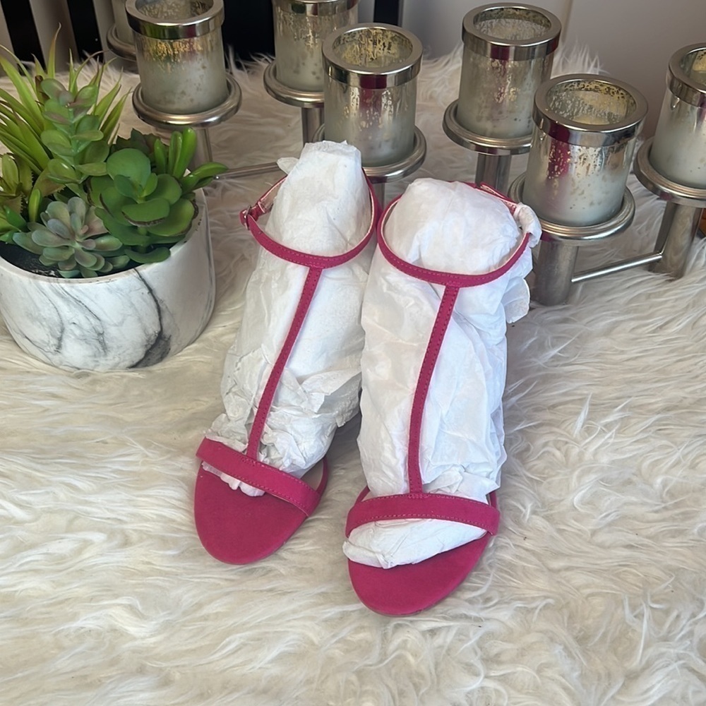 Le Chateau Hot Pink T-Strap Chunky Heel Sandals Size 7 - Picture 2 of 16